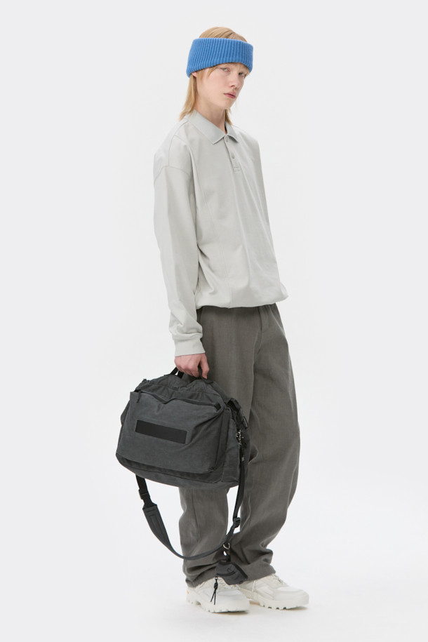 그레이 스웨트 폴로입니다. 부드러운 촉감의 면 100% 소재로 제작되어 편안한 착용감을 선사합니다. 립 카라 디테일과 긴소매 디자인이 특징이며, 오버핏으로 캐주얼하고 베이직한 스타일을 연출합니다. 밑단 스트링으로 핏 조절이 가능하며, 사이드 포켓이 있어 실용성을 더했습니다. 캠핑룩, 산책룩 등 어떤 TPO에도 잘 어울리는 데일리 아이템입니다.
