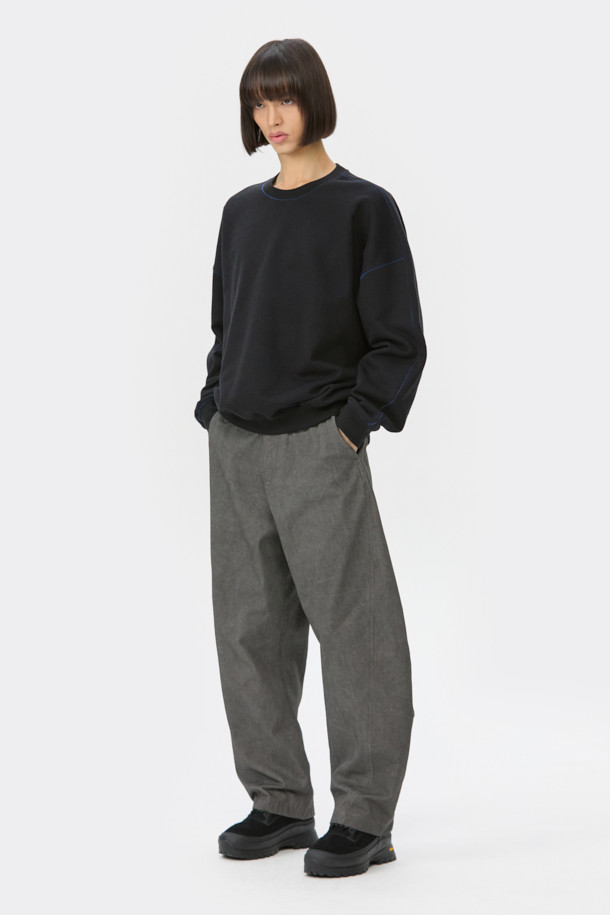 블랙 투톤 스웨트셔츠는 가을, 겨울 시즌에 어울리는 베이직 스타일의 상의입니다. 면 소재의 탄탄한 촉감과 오버핏으로 편안한 착용감을 선사하며, 라운드넥과 긴 소매 디자인으로 제작되었습니다. 집콕룩, 캠핑룩 등 다양한 TPO에 활용 가능하며, 캐주얼, 미니멀, 클래식 스타일을 연출하기 좋습니다. 시보리 디테일과 이중직 원단으로 제작되어 퀄리티를 높였습니다.
