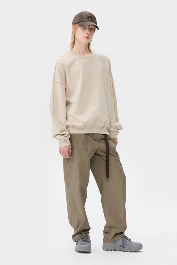 베이지 투톤 스웨트셔츠는 캐주얼하고 베이직한 스타일을 연출하기에 좋은 아이템입니다. 넉넉한 오버핏으로 편안한 착용감을 선사하며, 봄, 가을, 겨울 세 계절 모두 활용 가능합니다. 면 100% 소재로 제작되어 부드러운 촉감과 탄탄한 내구성을 자랑하며, 밑단과 소매 시보리 처리로 활동성을 더했습니다. 라운드넥 디자인에 무지 패턴, 절개 부분의 투톤 배색이 은은한 포인트를 줍니다. 캠핑룩, 산책룩 등 다양한 TPO에 미니멀하고 클래식한 스타일을 더해보세요.
