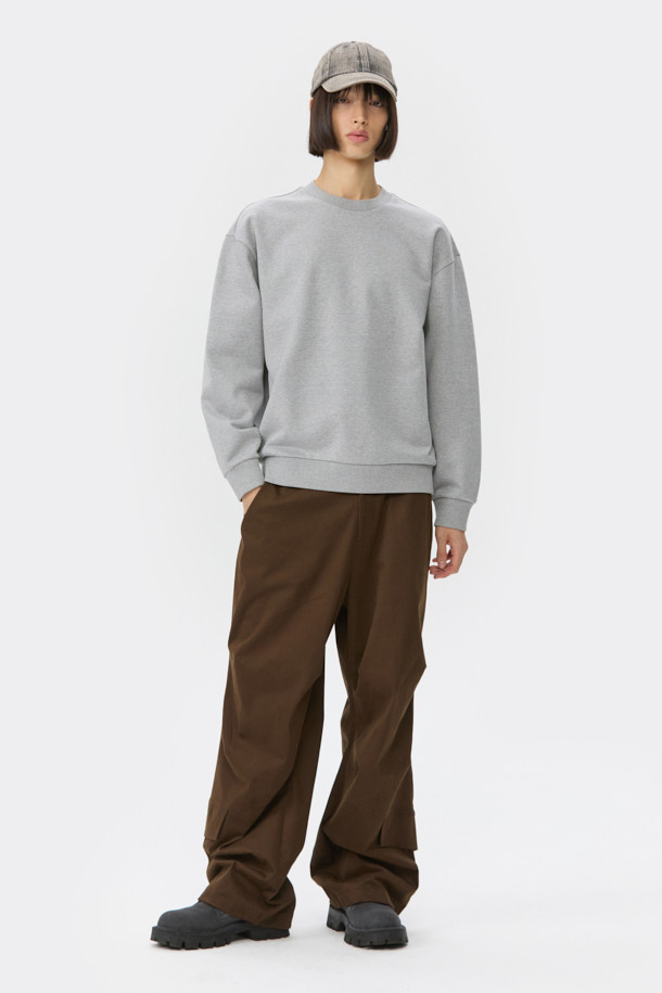 그레이 그래픽 스웨트셔츠는 남성을 위한 캐주얼 스타일의 상의입니다. 가을, 겨울 시즌에 어울리는 두꺼운 두께감의 면 소재로 제작되었으며, 릴랙스 핏으로 편안한 착용감을 선사합니다. 라운드넥 디자인에 그래픽과 자수 무늬가 돋보이며, 시보리 디테일이 더해져 완성도를 높였습니다. 캠핑룩이나 집콕룩, 미니멀, 시티보이 스타일을 즐기는 분들께 추천하는 아이템입니다. 긴 소매 기장으로 간절기부터 한겨울까지 따뜻하게 입을 수 있습니다.
