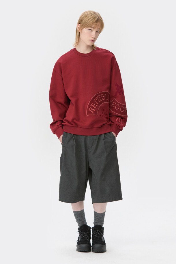 선명한 레드 컬러가 돋보이는 그래픽 스웨트셔츠입니다. 남녀 모두 착용 가능한 릴랙스 핏으로, 캐주얼 및 스포티 스타일을 연출하기 좋습니다. 두꺼운 면 소재로 제작되어 가을, 겨울 시즌에 따뜻하게 입을 수 있으며, 탄탄한 촉감이 특징입니다. 라운드넥 디자인에 긴 소매 기장으로 편안함을 더했으며, 시보리 및 자수 디테일이 포인트를 더합니다. 캠핑룩, 집콕룩 등 다양한 TPO에 활용 가능하며, 미니멀한 스타일 연출에도 용이합니다.
