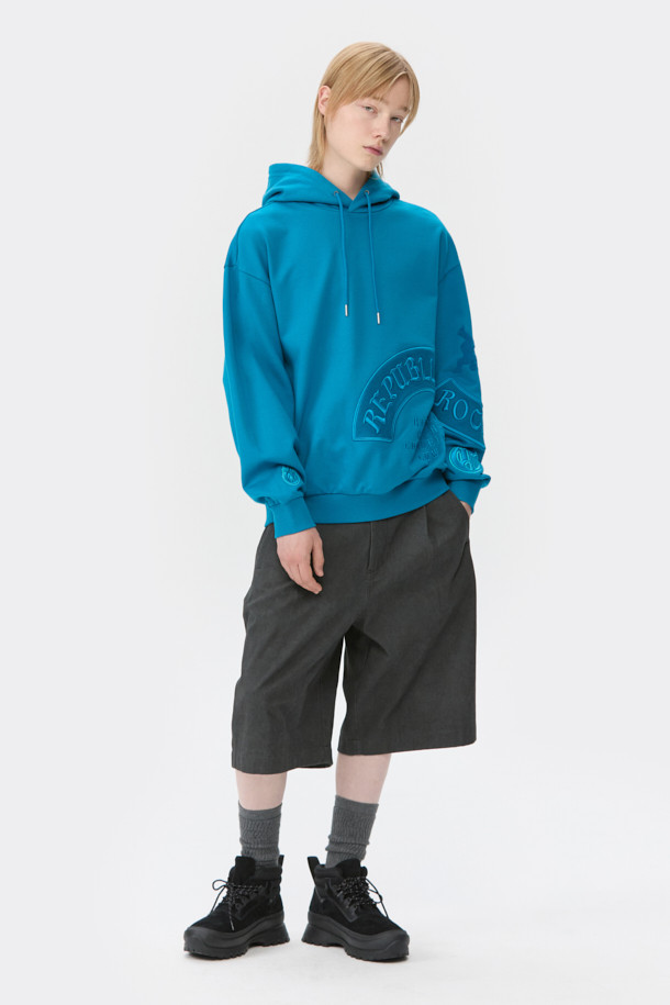 블루 그래픽 후디는 남녀 공용으로, 봄, 가을, 겨울 모두 활용 가능한 두꺼운 두께감의 후드티입니다. 캐주얼 및 스포티한 스타일 연출에 용이하며, 오버핏으로 편안한 착용감을 선사합니다. 면 소재로 제작되었으며, 후드 스트링, 밑단 및 소매 시보리 처리, 그리고 자수 디테일이 특징입니다. 로고 및 그래픽 패턴이 돋보이며, 긴 소매 기장으로 디자인되었습니다.
