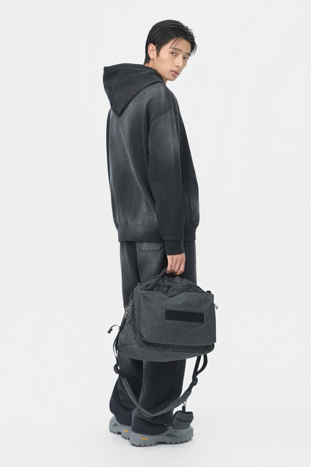 그레이 우븐 레이어드 후디는 남성용 후드티셔츠로, 가을과 겨울에 따뜻하게 착용하기 좋습니다. 면 소재로 제작되어 부드러운 촉감을 선사하며, 릴랙스 핏으로 편안한 착용감을 제공합니다. 후드, 긴소매, 무지 패턴, 두꺼운 두께감으로 보온성을 높였으며, 우븐 소재 레이어드, 후드 스트링, 사이드 포켓, 밑단 및 소매 시보리, 썰파 다잉, 브러쉬 탈색 등의 디테일이 돋보입니다. 집콕룩, 산책룩, 캠핑룩, 캐주얼, 스트리트, 미니멀 스타일 연출에 적합합니다.
