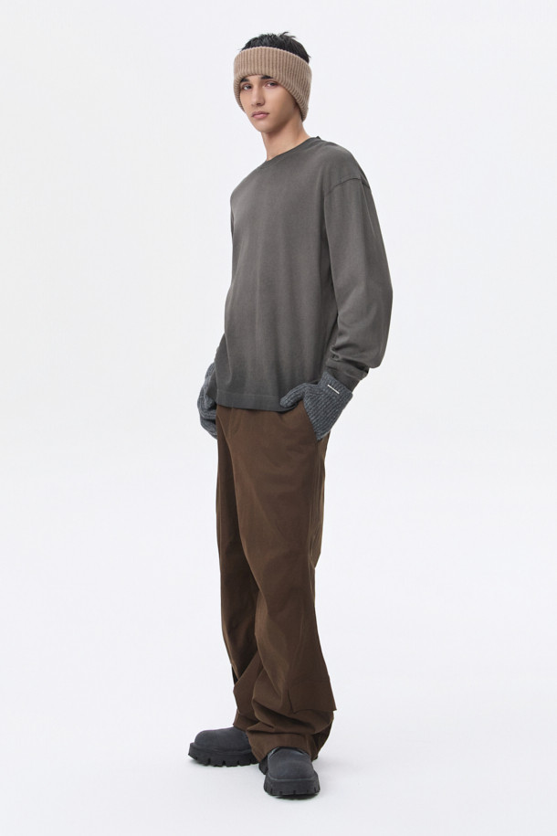 '블랙 다잉 티셔츠'는 캐주얼하고 미니멀한 스타일을 연출하기에 적합한 남성용 긴팔 티셔츠입니다. 부드러운 촉감의 면 100% 소재로 제작되었으며, 봄, 가을에 입기 좋습니다. 소매 시보리 처리와 루나 다잉 기법을 사용하여 디자인의 완성도를 높였습니다. 레귤러 핏 라운드넥 디자인으로 다양한 하의와 무난하게 매치할 수 있으며, 일상에서 편안하게 착용하기 좋습니다.
