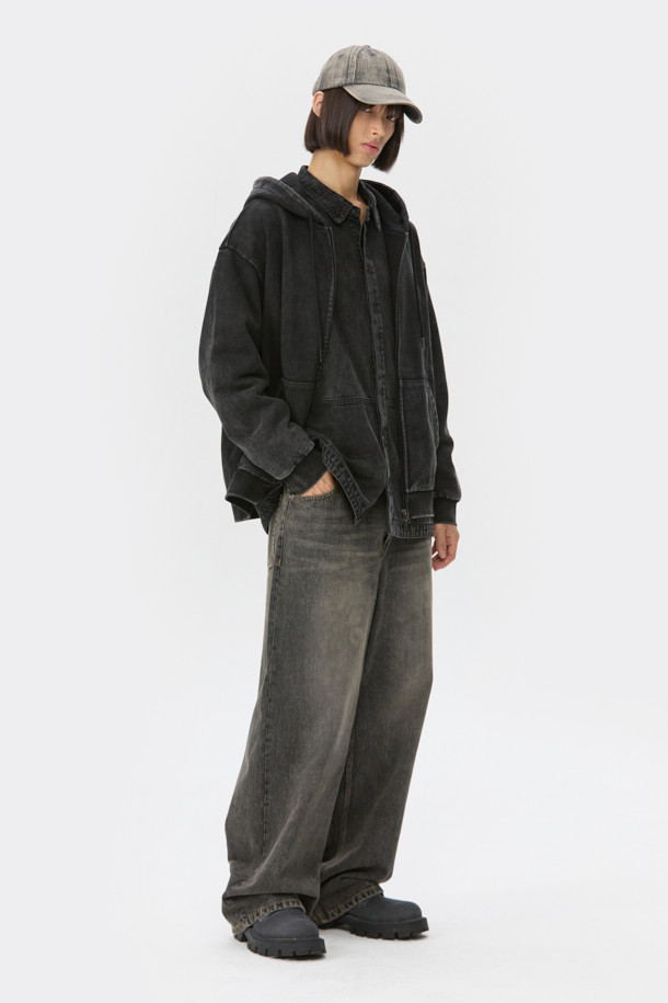 블랙 다잉 집업 후디는 빈티지하고 캐주얼한 스타일의 남녀 공용 후드집업입니다. 봄, 가을, 겨울 세 계절 모두 활용 가능하며, 릴랙스 핏으로 편안한 착용감을 선사합니다. 두꺼운 면 소재에 탄탄한 촉감을 더해, 캠핑룩이나 집콕룩 등 다양한 TPO에 적합합니다. 무지 디자인과 블랙 컬러는 미니멀, 스트리트 등 어떤 스타일에도 쉽게 매치할 수 있으며, 다잉 워싱 기법으로 은은한 빈티지 무드를 연출합니다. 사이드 포켓, 밑단 및 소매 시보리 디테일이 실용성을 더합니다.
