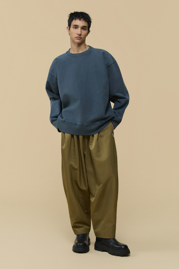 HED MAYNER(헤드 메이너) Grey Dyed 스웻셔츠는 미니멀하고 베이직한 스타일의 오버핏 상의입니다. 두꺼운 면과 아크릴 혼방 소재로 제작되어 뻣뻣한 촉감을 주며, 봄, 가을, 겨울 계절에 착용하기 좋습니다. 무지 디자인에 어깨 봉제선이 없고, 피그먼트 다잉 처리로 은은한 그레이 컬러를 연출합니다. 긴 소매, 라운드넥, 그리고 시보리 디테일과 사이드 포인트 라벨이 특징이며, 집콕룩이나 산책룩은 물론 캐주얼, 클래식 스타일로도 활용 가능합니다.
