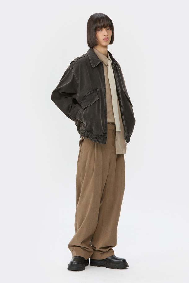 브라운 데님 디트로이트 재킷은 남녀 모두 착용 가능한 캐주얼하고 스트릿한 스타일의 데님 재킷입니다. 봄, 가을에 적합하며, 릴렉스 핏으로 편안한 착용감을 선사합니다. 무지 디자인에 중간 두께감의 데님 소재로 제작되어 튼튼합니다. 이중 히든 포켓과 밑단 이밴드, YKK 2-Way 지퍼 디테일이 특징입니다. 블랙 컬러 옵션도 제공합니다.
