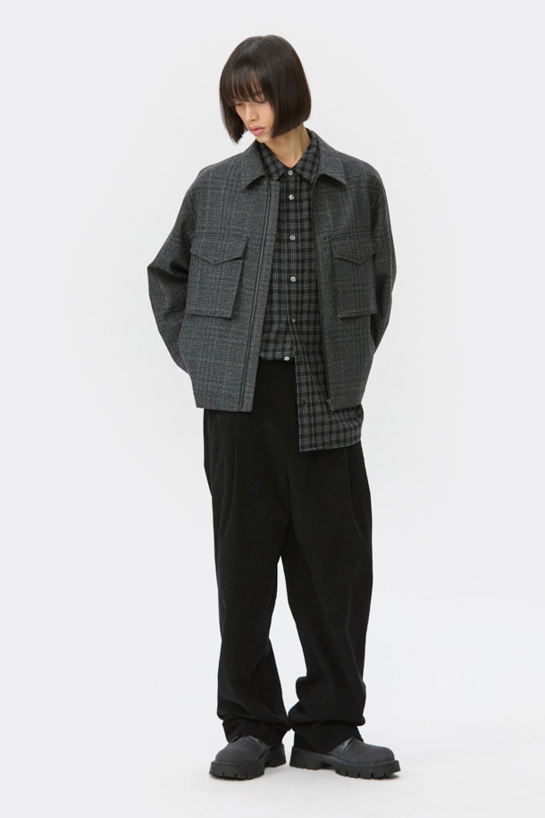 블랙 울 트위드 지퍼 재킷은 가을과 겨울, 당신의 스타일을 완성할 남성용 아우터입니다. 클래식하고 미니멀한 무드를 자아내며, 출근룩, 비즈니스 캐주얼, 모임룩 등 다양한 TPO에 활용하기 좋습니다. 릴랙스핏으로 편안함을 선사하며, YKK 2-Way 지퍼와 가슴 2포켓 디자인으로 실용성을 더했습니다. 두꺼운 울 소재의 트위드 패턴은 고급스러운 질감을, 긴 소매는 따뜻함을 책임집니다. 시크한 스타일을 연출하고 싶은 당신에게 완벽한 선택이 될 것입니다.
