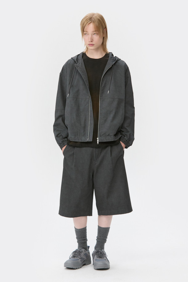 그레이 컬러의 면 혼방 소재로 제작된 후드 집업 재킷입니다. 봄, 가을 간절기에 활용하기 좋은 베이직하고 캐주얼한 스타일의 남성 의류입니다. 후드 스트링과 밑단 스트링으로 핏 조절이 가능하며, 부드러운 촉감과 릴랙스 핏으로 편안한 착용감을 선사합니다. YKK 2-Way 지퍼와 빈티지 다잉 가공으로 디테일을 더했습니다. 산책룩, 봄 소풍룩 등 다양한 일상 스타일링에 활용하기 좋습니다.
