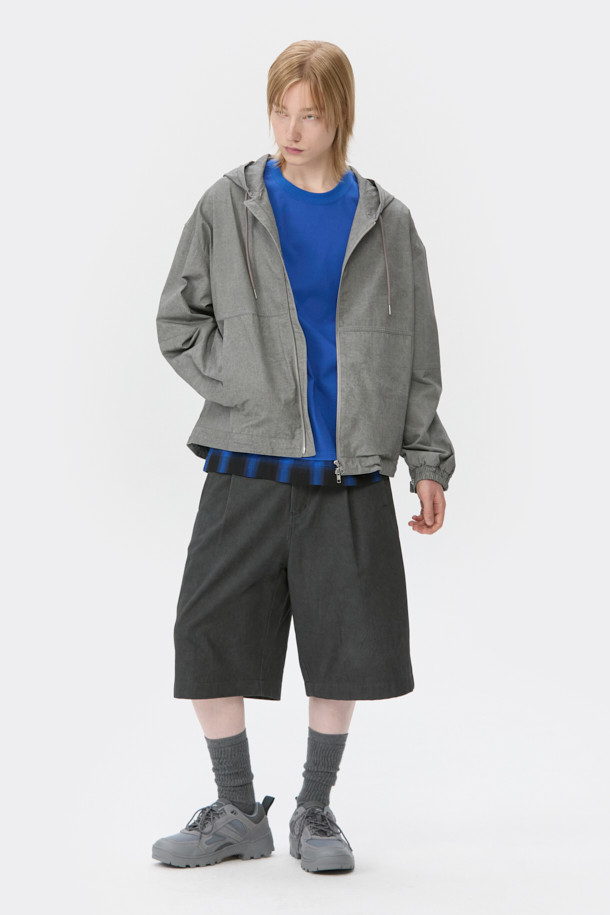 라이트 그레이 면 후드 집업 재킷은 캐주얼하고 미니멀한 스타일을 추구하는 남성분들을 위한 제품입니다. 봄, 가을에 적합하며, 부드러운 촉감의 면 소재로 제작되어 편안한 착용감을 선사합니다. 릴랙스 핏과 레귤러 기장으로 제작되어 편안한 착용감을 제공하며, YKK 2-Way 지퍼와 빈티지 다잉 가공으로 디테일을 더했습니다. 출근룩과 여행룩 등 다양한 TPO에 활용 가능하며, 무지 디자인으로 어떤 스타일에도 쉽게 매치할 수 있습니다.
