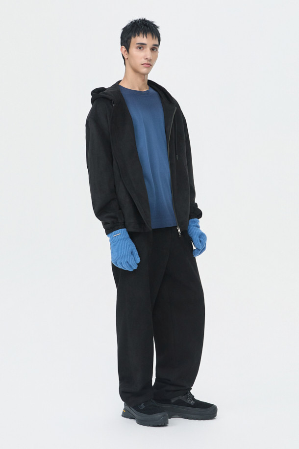 블랙 폴리 스웨이드 후드 집업 재킷은 가을, 겨울철에 캐주얼하고 스포티한 스타일을 연출하기 좋은 남성용 아우터입니다. 부드러운 촉감의 폴리에스테르 스웨이드 소재로 제작되어 편안한 착용감을 선사하며, 두꺼운 두께감으로 보온성을 높였습니다. 릴랙스 핏에 레귤러 기장으로 제작되어 활동성을 보장하며, YKK 2-Way 지퍼, 후드, 스트링 디테일로 실용성을 더했습니다. 일상, 캠핑룩, 산책룩 등 다양한 TPO에 활용할 수 있으며, 미니멀한 디자인으로 어떤 스타일에도 잘 어울립니다. 블랙 컬러의 무지 디자인으로 심플하면서도 세련된 분위기를 연출합니다.
