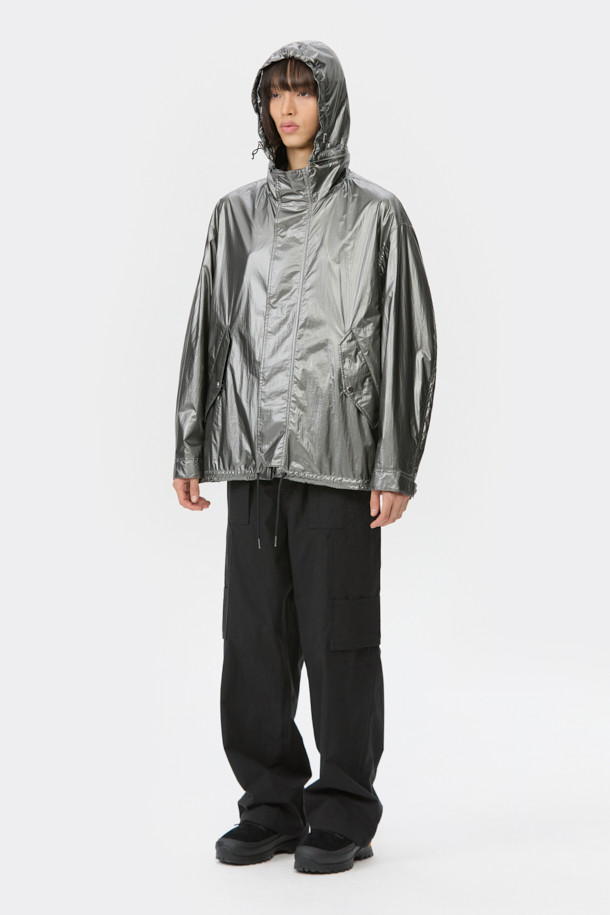 실버 4way 후드 재킷은 남성용 점퍼로, 봄, 가을 간절기에 활용하기 좋은 아이템입니다. 캐주얼, 스포티, 미니멀 스타일을 모두 소화할 수 있으며, 여행룩, 산책룩에 적합합니다. 가볍고 얇은 나일론 소재로 제작되어 편안한 착용감을 제공하며, 오버핏으로 트렌디한 스타일을 연출합니다. 탈부착 후드, 허리 스트링, 4way 변형, 밑단 폴딩 기능으로 다양한 스타일을 연출할 수 있으며, 사이즈 조절 기능이 있어 실용적입니다.
