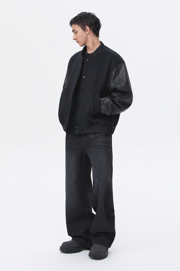 블랙 바시티 재킷은 가을과 겨울, 쌀쌀한 날씨에 따뜻하게 착용하기 좋은 남성용 아우터입니다. 스포티하면서도 캐주얼한 무드를 연출하며, 오버핏으로 편안한 착용감을 선사합니다. 울, 나일론, 레더 소재를 사용하여 부드러운 촉감과 두꺼운 두께감을 자랑합니다. 일상, 출근룩, 모임룩 등 다양한 TPO에 활용 가능하며, 무지 디자인으로 미니멀한 스타일을 완성합니다. 카라 탈부착, 패딩 충전재, 밑단/소매 시보리, 기모 소재 등 다양한 디테일이 돋보입니다.
