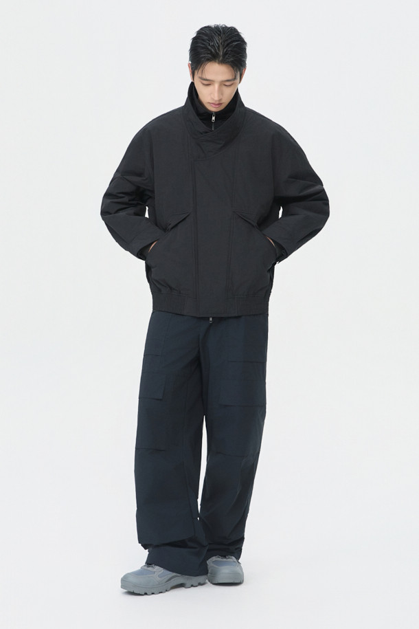 블랙 레이싱 재킷은 남성용 아우터로, 가을과 겨울에 따뜻하게 착용할 수 있습니다. 스포티하면서도 캐주얼한 무드를 연출하며, 일상 및 출근룩에 적합합니다. 릴랙스핏으로 편안한 착용감을 제공하며, 두꺼운 두께감으로 보온성을 높였습니다. 무지 디자인에 YKK 2-Way 지퍼와 이중 여밈 디테일이 돋보이며, 폴리에스테르, 나일론, 면 혼방 소재로 제작되었습니다. 긴 소매 기장의 패딩 코트 타입 레이싱 재킷입니다.
