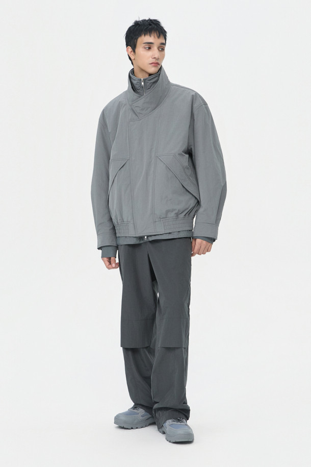 그레이 컬러의 남성용 레이싱 재킷입니다. 릴랙스 핏으로 제작되었으며, 두꺼운 두께감으로 봄, 가을에 착용하기 좋습니다. 무지 디자인에 YKK 2-Way 지퍼와 이중 여밈, 패딩 디테일이 돋보입니다. 출근룩과 모임룩에 캐주얼, 스포티, 미니멀한 스타일로 연출하기 좋습니다. 폴리에스테르, 나일론, 면 혼방 소재의 긴 소매 스포츠 재킷입니다.
