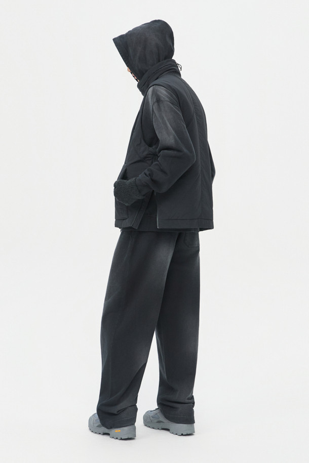 블랙 인시전 패디드 베스트는 가을과 겨울 시즌, 일상 및 출근룩, 여행룩에 모두 잘 어울리는 미니멀한 스타일의 패딩 베스트입니다. 하이넥 디자인과 YKK 2-Way 지퍼, 몸판 절개 디테일이 특징이며, 릴렉스 핏으로 편안한 착용감을 선사합니다.  나일론 소재로 제작되어 두꺼운 두께감과 은은한 광택감을 자랑하며, 무지 스타일로 어떤 룩에도 쉽게 매치할 수 있습니다. 스트링과 스토퍼 디테일이 더해져 더욱 세련된 느낌을 줍니다. 민소매 디자인으로 다양한 레이어드 연출이 가능합니다.
