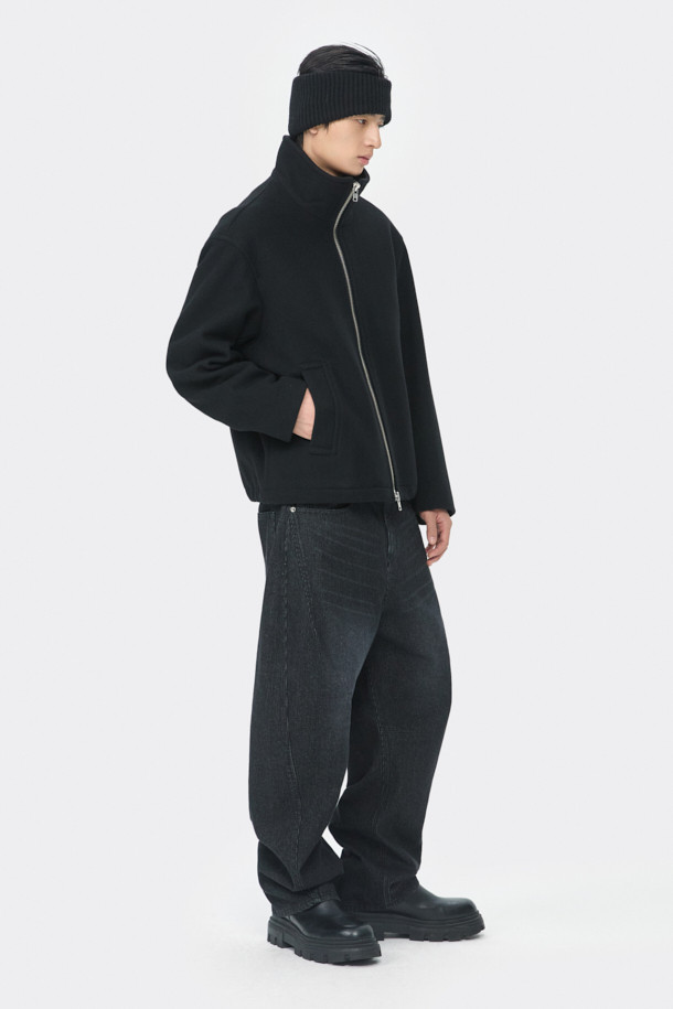 블랙 울 하이넥 재킷은 미니멀하고 베이직한 스타일을 추구하는 남성 고객을 위한 아우터입니다. 가을과 겨울, 출근룩에 적합하며, 오버핏으로 편안한 착용감을 선사합니다. 울과 나일론 혼방의 두꺼운 소재로 제작되어 보온성을 높였으며, 하이넥 디자인과 긴소매가 특징입니다. YKK 2-Way 지퍼, 밑단 스트링, 넥 이면 시보리 디테일로 기능성을 더했습니다.
