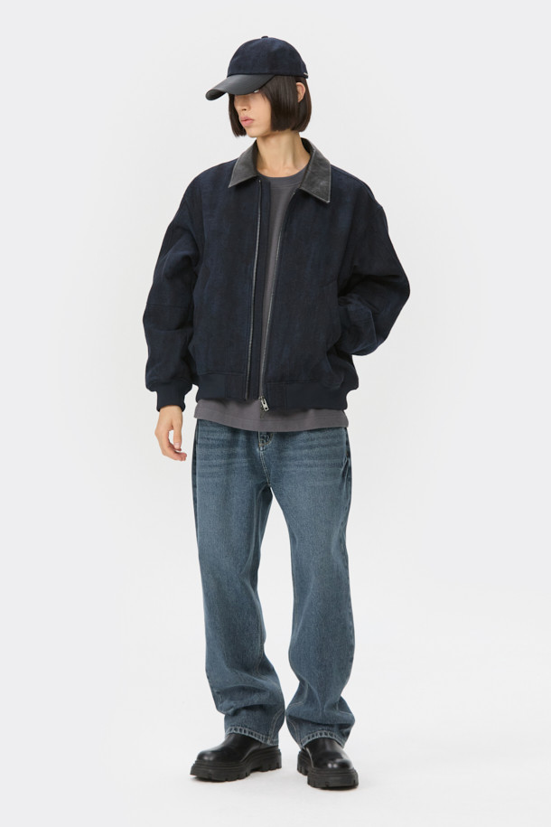 네이비 울 자카드 재킷은 가을과 겨울, 두 계절에 걸쳐 활용하기 좋은 남성용 점퍼입니다. 베이직하면서도 캐주얼한 스타일로, 출근룩과 데이트룩 등 다양한 TPO에 적합합니다. 고급스러운 울, 면, 폴리에스테르, 나일론 혼방 소재로 제작되어 두꺼운 두께감과 넉넉한 오버핏으로 편안한 착용감을 선사합니다. 자카드 패턴이 은은하게 돋보이며, 시보리 디테일과 YKK 2-Way 지퍼를 사용하여 실용성까지 더했습니다. 캐주얼, 클래식, 미니멀 스타일을 즐기는 남성분들께 추천합니다.
