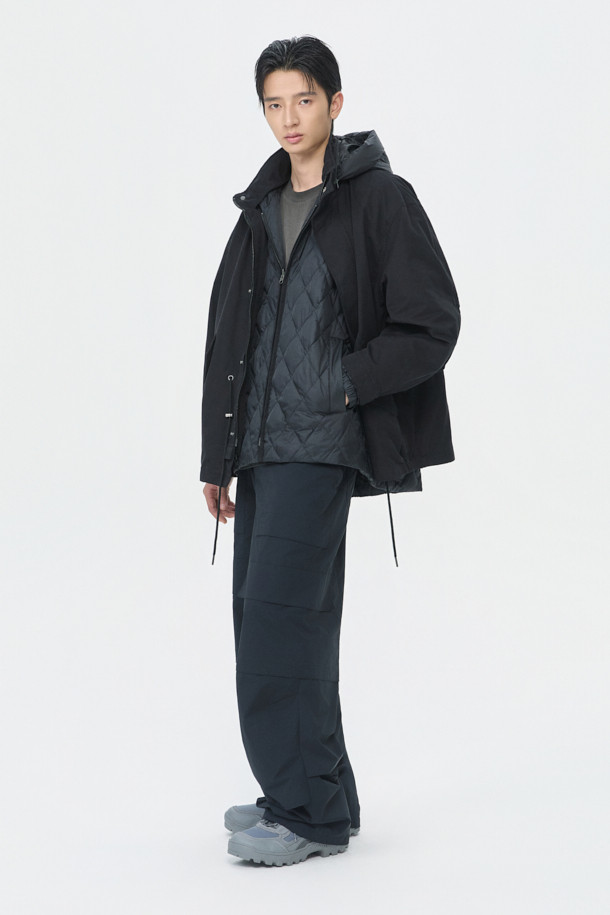 블랙 후드 라이너 필드 재킷은 남성용 점퍼로, 가을과 겨울에 착용하기 좋은 캐주얼 스타일의 아우터입니다. 무지 패턴의 블랙 컬러에 오버핏으로 디자인되었으며, 두꺼운 두께감으로 따뜻함을 더했습니다. 코튼, 폴리에스테르, 나일론 혼방 소재로 제작되었으며, 탈부착 가능한 다운 라이너가 내장되어 있어 보온성을 높였습니다. 허리 스트링과 YKK 2-Way 지퍼 디테일로 실용성을 더했으며, 긴소매와 후드 디자인으로 편안한 착용감을 제공합니다. 안감은 나일론 소재를 사용했습니다.
