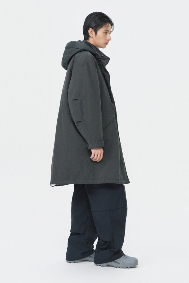 다크 그레이 컬러의 Grey Hood Liner Field Coat (그레이 후드 라이너 필드 코트)입니다. 코튼, 폴리에스테르, 나일론 혼방의 겉감과 두꺼운 두께감으로 겨울철 보온성을 높였습니다. 탈부착 가능한 다운 라이너가 포함되어 있어, 더욱 따뜻하게 착용할 수 있습니다. 허리 스트링과 YKK 2-Way 지퍼, 후드 디자인으로 캐주얼하고 미니멀한 스타일을 연출합니다. 출근룩은 물론, 일상에서도 베이직하게 활용하기 좋은 오버핏 점퍼입니다.
