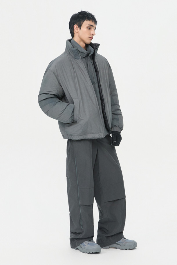 리버시블 다운 재킷은 겨울철 일상과 여행룩에 모두 활용하기 좋은 남성용 아우터입니다. 블랙 컬러의 무지 디자인으로, 캐주얼, 미니멀, 클래식 스타일을 즐겨 입는 분들께 추천합니다. 구스다운 80:20 충전재를 사용하여 보온성을 높였으며, YKK 2-Way 지퍼와 빈티지 워싱 디테일로 고급스러움을 더했습니다. 두꺼운 두께감의 오버핏으로 편안한 착용감을 선사하며, 필요에 따라 양면을 활용할 수 있어 실용적입니다. 긴 소매 기장의 레귤러 기장으로, 어떤 스타일에도 자연스럽게 매치됩니다.
