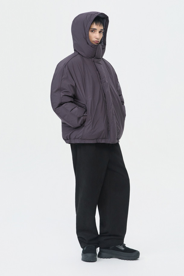 와인 컬러의 Wine Light Fabric 후드 다운 재킷은 겨울철 일상룩과 출근룩에 모두 잘 어울리는 남성용 아우터입니다. 미니멀한 스타일을 추구하는 남성분들을 위한 오버핏 디자인으로, 부드러운 촉감의 폴리에스터 소재와 두꺼운 두께감으로 따뜻함을 선사합니다. 구스다운 80:20 충전재를 사용하여 보온성을 높였으며, ITALY LIMONTA 초경량 소재로 제작되어 가볍고 편안한 착용감을 제공합니다. YKK 2-Way 지퍼 디테일로 실용성을 더했으며, 레귤러 기장의 후드 디자인으로 캐주얼하면서도 클래식한 분위기를 연출합니다.
