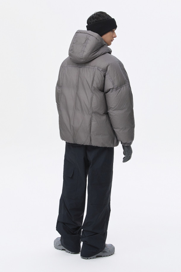 그레이 미들 후드 다운 재킷은 남성용 아우터로, 겨울철 캐주얼 스타일을 연출하기에 적합합니다. 무지 디자인에 오버핏으로 제작되어 편안한 착용감을 선사하며, 출근룩 및 캠핑룩 등 다양한 TPO에 활용할 수 있습니다. 80:20 구스다운 충전재와 두꺼운 두께감으로 뛰어난 보온성을 자랑하며, 벨크로 탈부착 후드, YKK 2-Way 지퍼, 초경량 소재 등 실용적인 기능성을 갖추었습니다. 시티보이, 미니멀 스타일을 선호하는 남성에게 추천하는 필수 아이템입니다.
