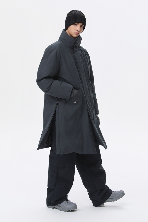 세련된 그레이 롱 다운 재킷입니다. 겨울철 추위를 완벽하게 막아줄 두꺼운 두께감과 오버핏 디자인으로 편안한 착용감을 선사합니다. 미니멀하고 베이직한 스타일로, 출근룩을 포함한 다양한 일상 패션에 활용하기 좋습니다. 80:20 구스다운 충전재와 YKK 2-Way 지퍼, 사이드 지퍼 슬릿, 히든 포켓 디테일로 기능성과 디자인을 모두 갖췄습니다. 폴리에스테르 소재로 제작되어 관리가 용이하며, 긴 소매 기장으로 보온성을 높였습니다.
