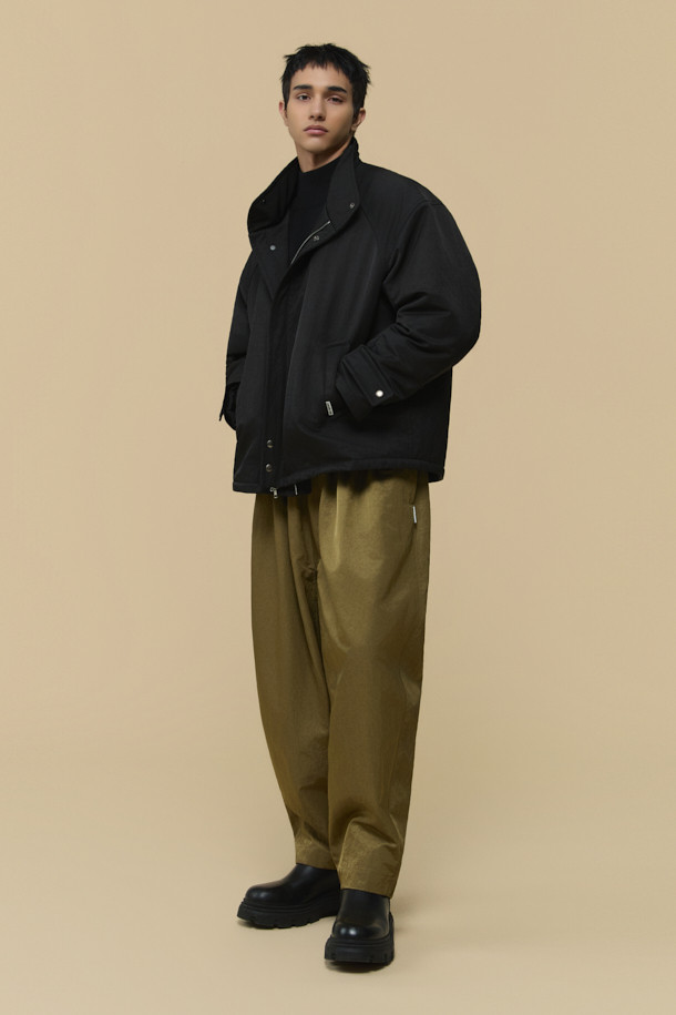 [HED MAYNER] 블랙 오버사이즈 핏 패딩 파카는 겨울철 일상과 출근룩에 모두 잘 어울리는 남성용 점퍼입니다. 부드러운 나일론 소재와 두꺼운 두께감으로 보온성을 높였으며, 오버핏 디자인과 라운드 숄더, 소매 스트랩 디테일이 특징입니다. 퀼팅 안감과 내외부 포켓 구성으로 실용성을 더했으며, 지퍼 여밈 방식으로 간편하게 착용할 수 있습니다. 미니멀하고 시크한 스타일을 연출하기에 좋으며, 다양한 룩에 활용하기 용이합니다.
