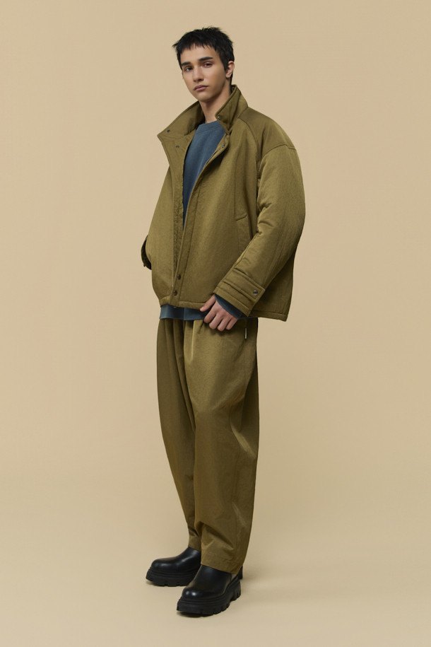 [HED MAYNER] 골드 오버사이즈 핏 패딩 파카는 겨울철 일상과 출근룩에 모두 잘 어울리는 남성용 아우터입니다. 모던한 무드의 무지 디자인에 오버핏으로 제작되어 편안하면서도 세련된 스타일을 연출합니다. 두꺼운 두께감의 나일론 소재와 퀼팅 안감으로 보온성을 높였으며, 구조적인 패턴과 소매 스트랩 디테일이 특징입니다. 집업 스타일로 간편하게 착용 가능하며, 내부 및 외부 포켓과 포켓 하단 포인트 라벨이 실용성을 더합니다. 미니멀, 클래식, 시크한 스타일을 즐기는 분들께 추천하는 패딩입니다.
