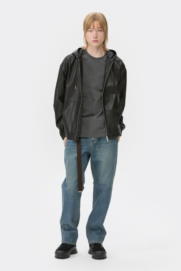 세련된 블랙 컬러의 소가죽 후드 집업 재킷입니다. 캐주얼, 클래식, 미니멀 스타일을 모두 아우르는 디자인으로, 봄, 가을 시즌에 활용하기 좋습니다. 부드러운 촉감과 두꺼운 두께감으로 편안하면서도 고급스러운 착용감을 선사합니다. YKK 지퍼를 사용하여 내구성을 높였으며, 데일리룩부터 모임룩, 출근룩까지 폭넓게 활용 가능합니다. 레귤러 핏으로 제작되어 어떤 체형에도 잘 어울립니다.
