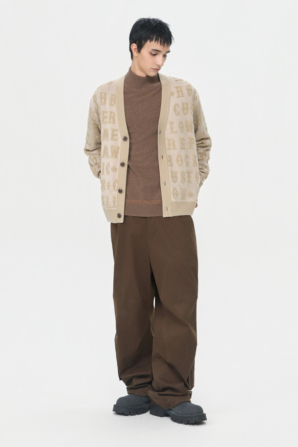 베이지 레터링 자카드 Y 가디건은 간절기에 스타일리시함을 더해줄 남성용 상의입니다. 부드러운 레이온, 아크릴, 울, 폴리에스테르 혼방 소재로 제작되어 편안한 착용감을 선사합니다. 크롭 기장에 릴랙스 핏으로 트렌디하며, 캐주얼, 미니멀, 클래식 스타일을 모두 아우르는 디자인입니다. 브이넥, 긴 소매, 얇은 두께감, 12GG의 자카드 짜임, 부드러운 촉감으로 이루어져 데이트룩과 봄 소풍룩에 적합합니다. 레터링 자카드 패턴이 돋보이는 이 가디건은 당신의 패션 감각을 한층 끌어올려 줄 것입니다.

