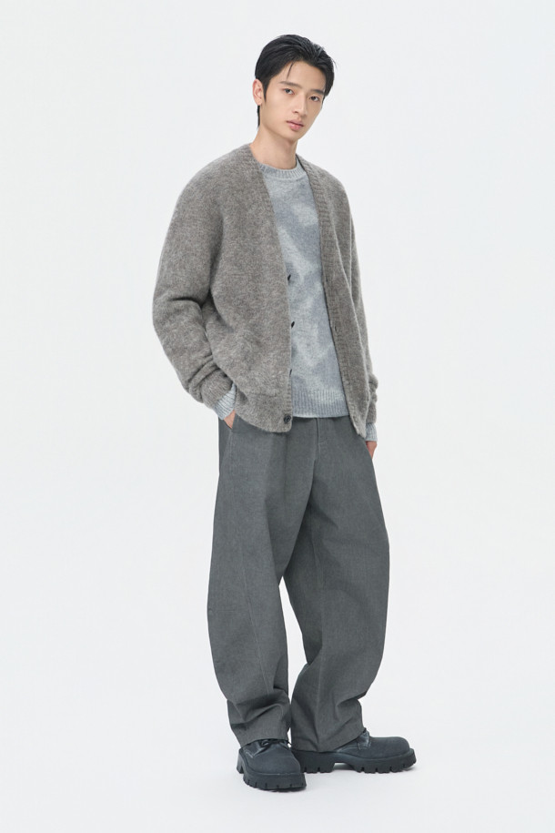 **Grey 모헤어 가디건**

부드러운 촉감의 그레이 컬러, 남성용 모헤어 가디건입니다. 릴랙스 핏에 브이넥 디자인으로 편안한 착용감을 선사하며, 가을/겨울 시즌에 적합합니다. 5GG 게이지, 멜란지 원사, 헤어리한 텍스처가 특징이며, 캐주얼, 미니멀, 클래식 스타일을 소화합니다. 출근룩과 모임룩 등 다양한 TPO에 활용 가능하며, 두꺼운 두께감으로 따뜻하게 착용할 수 있습니다. 아크릴, 나일론, 울, 모헤어, 폴리우레탄 혼방 소재로 제작되었습니다.
