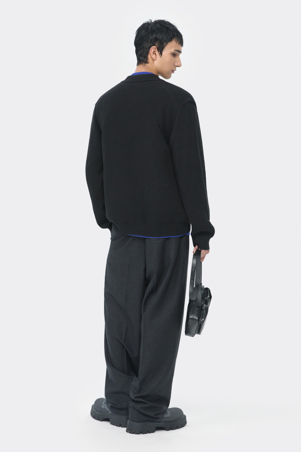 블랙 라인 칼라 가디건은 남성용 상의로, 가을과 겨울에 착용하기 좋은 두꺼운 두께의 니트/스웨터입니다. 코튼 86%와 울 14% 혼방 소재로 제작되어 부드러운 촉감을 선사하며, 퀼팅 안감으로 보온성을 높였습니다. 릴랙스 핏과 긴소매 디자인, 무지 패턴으로 베이직하고 미니멀한 스타일을 연출합니다. 2X1 립 카라와 1OZ 하스 충전재를 사용하여 아우터형 스웨터로도 활용 가능하며, 출근룩과 클래식, 미니멀, 캐주얼 스타일 모두에 잘 어울립니다.
