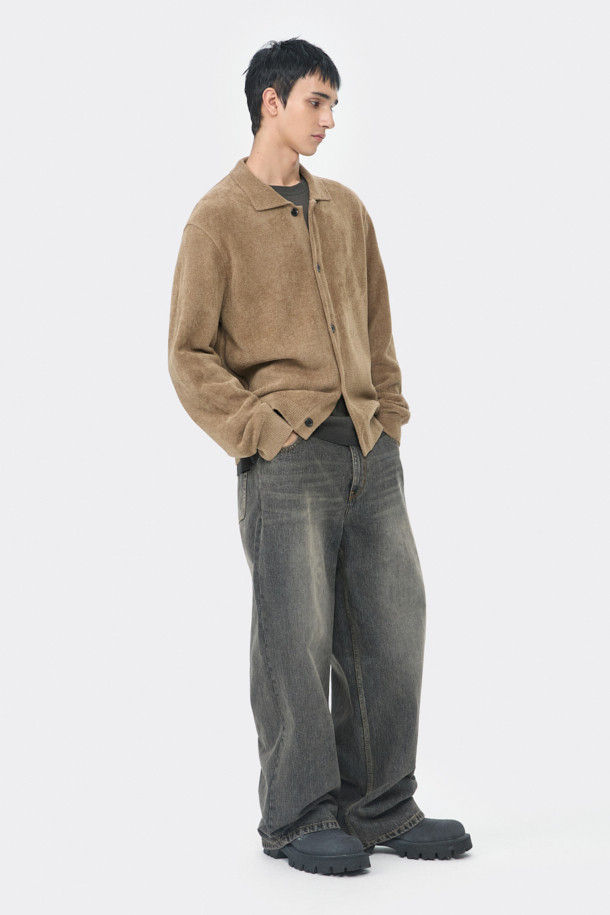 깊이 있는 분위기를 연출하는 브라운 컬러의 셔닐 카라 가디건입니다. 부드러운 촉감의 셔닐 원사를 사용하여 포근하고 따뜻한 착용감을 선사하며, 사이드 배색 파이핑 포인트가 은은한 멋을 더합니다. 릴랙스핏으로 편안하게 착용 가능하며, 가을, 겨울 시즌 데이트룩, 모임룩 등 다양한 TPO에 활용하기 좋습니다. 베이직, 캐주얼, 클래식, 미니멀 스타일을 즐기는 남성분들께 추천하며 버튼 여밈으로 간편하게 착용할 수 있습니다. 두꺼운 두께감으로 보온성을 높였습니다.
