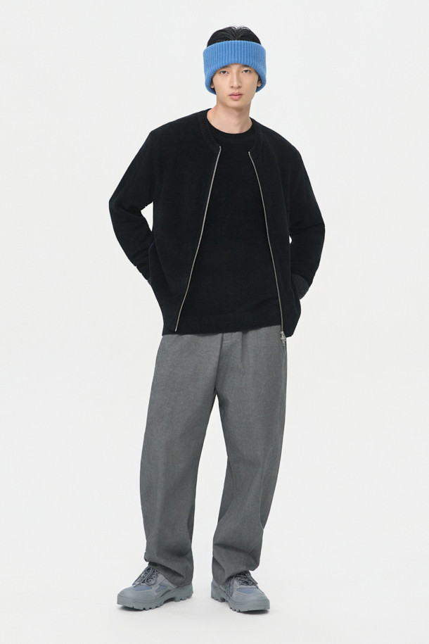 블랙 셔닐 라운드 짚 카디건은 부드러운 촉감의 셔닐 원사를 사용하여 제작된 남성용 니트/스웨터입니다. 가을, 겨울 시즌에 어울리며, 릴랙스 핏으로 편안하게 착용 가능합니다. 라운드넥 디자인에 투웨이 집업 여밈 방식으로 실용성을 더했으며, 어깨선 실리콘 테이프와 사이드 배색 파이핑 디테일로 포인트를 주었습니다. 출근룩과 모임룩, 캐주얼 및 미니멀 스타일을 즐겨 입는 남성에게 추천하는 베이직하고 세련된 아이템입니다. 두꺼운 두께감으로 따뜻하게 착용할 수 있습니다.
