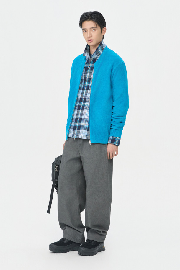 블루 쉐닐 라운드 짚 카디건은 부드러운 촉감의 릴랙스핏 남성용 가을/겨울 니트/스웨터입니다. 캐주얼, 미니멀, 클래식 스타일을 아우르며, 일상복이나 출근룩, 모임룩에 적합합니다. 두꺼운 두께감의 라운드넥 긴소매 디자인으로, 2-Way 짚업과 사이드 배색 파이핑 디테일이 특징입니다. 나일론, 레이온, 폴리에스터 혼방 소재로 제작되어 편안함과 보온성을 동시에 제공합니다.
