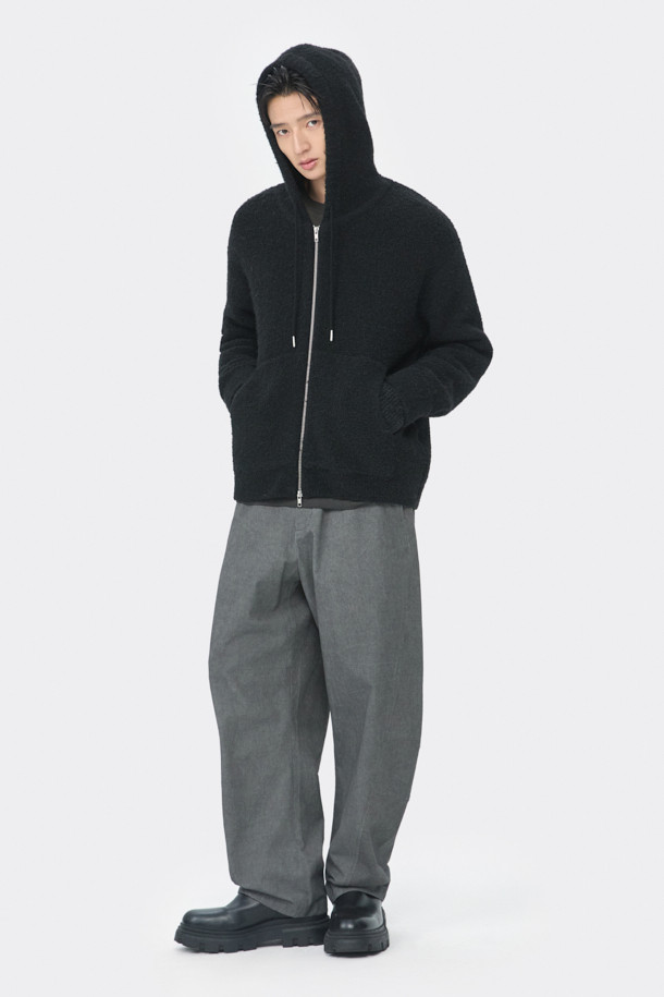 블랙 클라우드 후드 집업 가디건은 가을, 겨울 시즌의 캐주얼 스타일을 위한 남성 의류입니다. 부드러운 촉감의 웨이브 부클사를 사용하여 제작되었으며, 3GG 두께감으로 보온성을 높였습니다. 릴랙스핏으로 편안한 착용감을 제공하며, 캥거루 포켓과 2-Way 집업 디테일로 실용성을 더했습니다. 무지 디자인에 후드 네크라인으로 스포티한 느낌을 더하여 미니멀하고 클래식한 스타일을 연출하기 좋습니다. 폴리에스테르, 나일론, 아크릴, 울, 폴리우레탄 혼방의 고급 소재를 사용하여 제작되었습니다.
