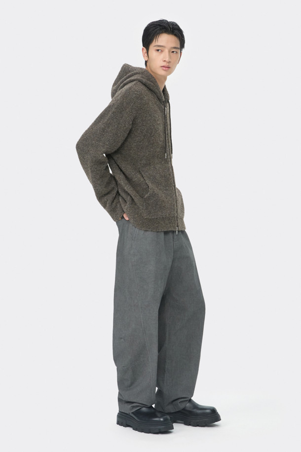 브라운 클라우드 후드 집업 가디건은 가을, 겨울 시즌에 어울리는 남성용 니트/스웨터입니다. 릴랙스핏으로 편안한 착용감을 선사하며, 두꺼운 두께감과 부드러운 촉감의 웨이브 부클사 소재로 제작되어 보온성을 높였습니다. 캥거루 포켓과 2-Way 집업 디테일이 실용성을 더하고, 후드 디자인으로 캐주얼하고 미니멀한 스타일을 연출합니다. 무지 패턴의 브라운 컬러로 다양한 스타일에 매치하기 용이한 데일리 아이템입니다.
