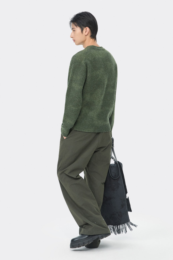 그린 스테인 프린팅 라운드 넥 스웨터는 RWS Wool 100% 원사를 사용하여 제작되어 부드러운 촉감을 선사합니다. 남성용으로, 가을과 겨울에 따뜻하게 착용할 수 있는 두꺼운 두께감의 레귤러핏 스웨터입니다. 캐주얼, 클래식, 미니멀 스타일을 소화하며, 출근룩과 모임룩으로 활용하기 좋습니다. 라운드넥 디자인에 스테인 프린트가 더해져 개성 있는 스타일을 연출합니다. 긴 소매 기장으로 보온성을 높였습니다.
