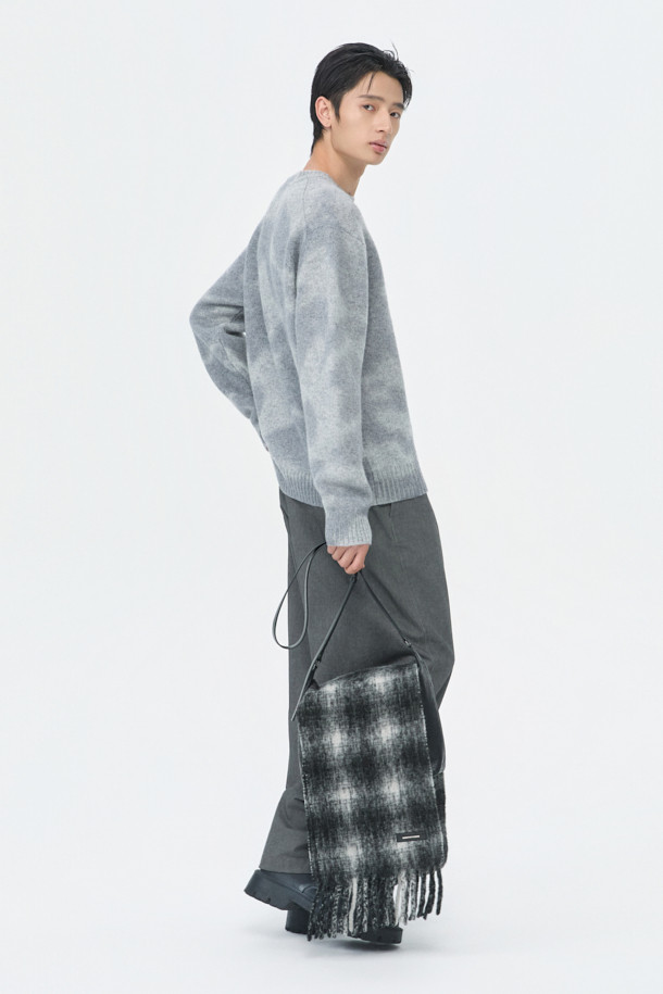 그레이 스테인 프린팅 라운드넥 스웨터는 남성용으로, 가을과 겨울에 착용하기 좋은 두꺼운 울 소재의 긴소매 스웨터입니다. 베이직한 스타일의 레귤러핏으로 제작되었으며, 라운드넥 디자인에 스테인 프린팅으로 포인트를 주어 클래식, 미니멀, 캐주얼 룩을 연출하기 좋습니다. RWS 울 100% 원사를 사용하여 부드러운 촉감을 선사하며, 출근룩과 비즈니스 캐주얼 스타일에도 잘 어울립니다. 일상에서 편안하고 스타일리시하게 착용할 수 있는 아이템입니다.
