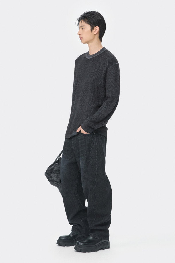 블랙 색상의 가먼트 다잉 라운드넥 스웨터입니다. 메리노울 100% 원사를 사용하여 부드러운 촉감을 선사하며, 매직워싱 가공으로 편안한 착용감을 느낄 수 있습니다. 릴랙스핏으로 제작되어 편안하고, 가을, 겨울 시즌 데일리룩이나 출근룩, 비즈니스 캐주얼에 적합합니다. 베이직, 미니멀, 클래식 스타일을 즐겨 입는 남성분들에게 추천합니다. 두꺼운 두께감의 긴소매 디자인으로 보온성을 높였습니다.
