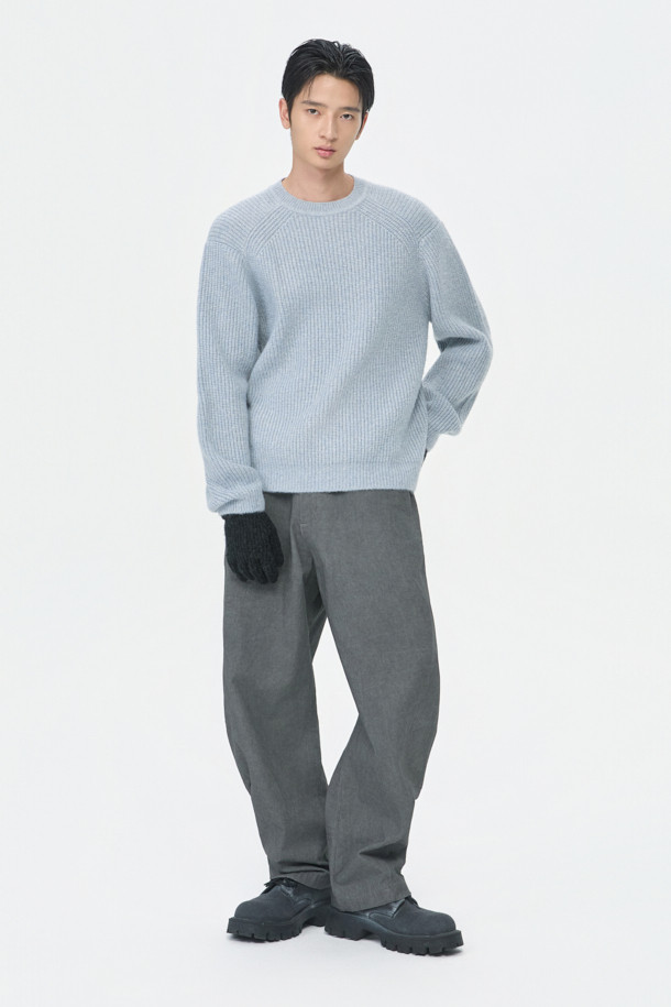 세련된 블루 메탈얀 넥 스웨터는 가을과 겨울, 당신의 스타일을 한층 끌어올려 줄 남성용 니트입니다. 부드러운 촉감의 폴리에스테르, 아크릴, 나일론, 메탈, 울 혼방 소재로 제작되어 편안한 착용감을 선사하며, 라운드넥과 긴 소매, 릴랙스 핏이 베이직하면서도 캐주얼한 무드를 연출합니다. 특히 메탈사가 더해져 은은하게 빛나는 세련된 컬러감이 돋보이며, 골지 패턴과 두꺼운 두께감으로 따뜻함까지 놓치지 않았습니다. 출근룩이나 모임룩 등 다양한 TPO에 활용 가능하며, 캐주얼, 클래식, 미니멀 스타일 모두 소화 가능한 매력적인 아이템입니다.
