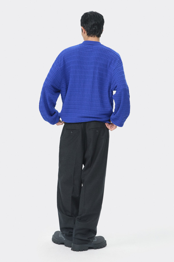 블루 칼라 파인 텍스쳐드 스웨터는 남성용 니트/스웨터로, 가을과 겨울에 착용하기 좋은 베이직 스타일의 제품입니다. 램스울 혼방 소재로 제작되어 부드러운 촉감과 두꺼운 두께감을 자랑하며, 크롭 기장과 릴랙스 핏으로 편안한 착용감을 선사합니다. 무지 패턴에 칼라넥 디자인, 긴 소매로 클래식, 미니멀, 캐주얼 스타일을 모두 소화할 수 있습니다. 특히, 독특한 조직감의 편직 디자인이 돋보이는 제품입니다.
