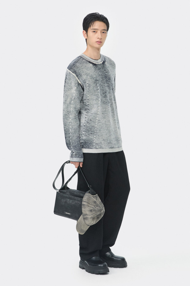 블랙 염색 라운드 넥 스웨터입니다. 메리노 울 100% 소재로 제작되어 부드러운 촉감을 선사하며, 가을과 겨울에 따뜻하게 입을 수 있습니다. 릴랙스 핏으로 편안함을 강조했으며, 베이직한 스타일로 다양한 룩에 활용하기 좋습니다. 출근룩이나 모임룩에 클래식, 미니멀, 캐주얼 스타일로 연출해 보세요. 뒷면에 백 프린팅 가공으로 포인트를 더했습니다.
