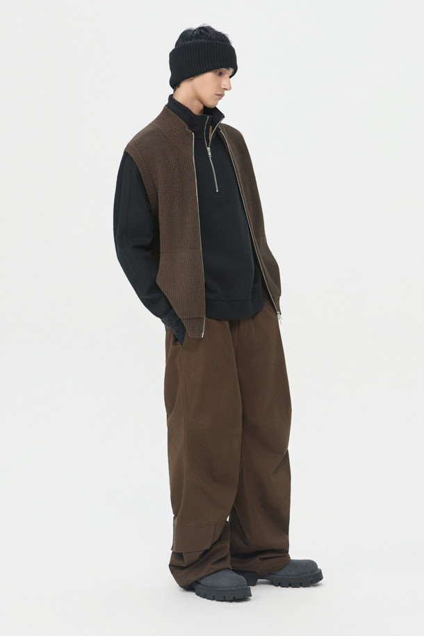 부드러운 촉감의 브라운 터틀넥 집업 베스트입니다. 면 60.2%와 울 39.8% 혼방 소재로 제작되어 간절기에 적합하며, 얇은 두께감으로 편안하게 착용할 수 있습니다. 12GG 골지 패턴으로 베이직한 스타일을 연출하며, 레귤러핏으로 다양한 스타일에 활용할 수 있습니다. 2-Way 지퍼 디테일이 돋보이며, 비즈니스 캐주얼 및 출근룩에 클래식하고 미니멀한 무드를 더해줍니다. 민소매 디자인으로 레이어드하기 좋습니다.
