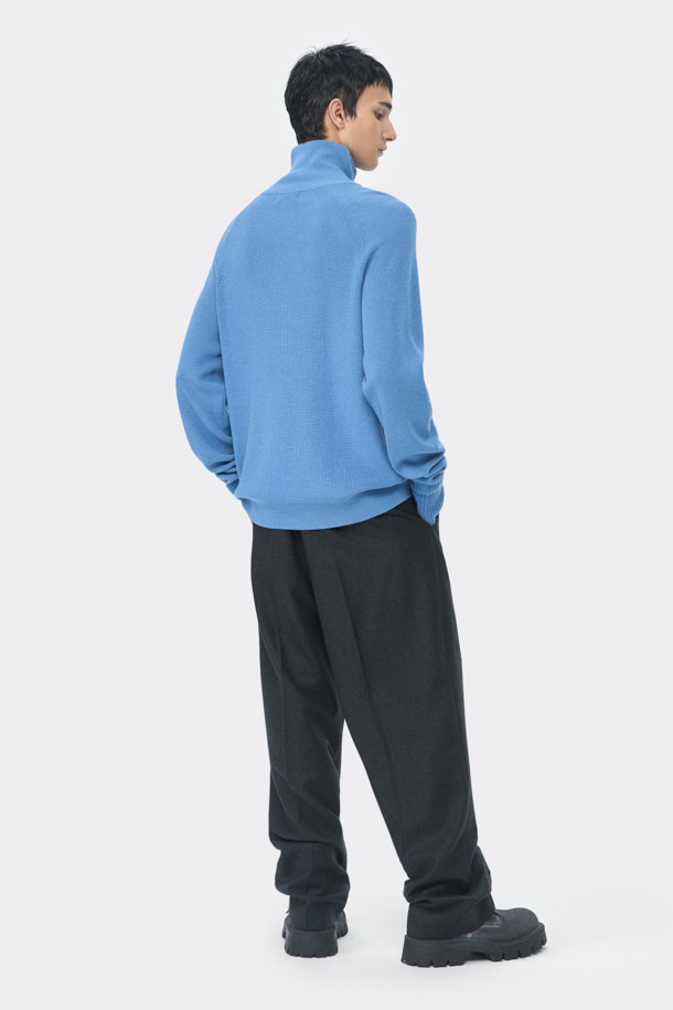 블루 터틀넥 사이드 지퍼 스웨터는 가을과 겨울에 어울리는 남성용 베이직 스타일 니트 스웨터입니다. 울, 코튼, 레이온 혼방 소재로 제작되어 산뜻한 촉감을 선사하며, 14GG 두께로 보온성을 더했습니다. 릴랙스핏으로 편안한 착용감을 제공하며, 사이드 지퍼 디테일이 특징입니다. 출근룩과 비즈니스 캐주얼에 활용하기 좋으며, 클래식, 미니멀, 캐주얼 스타일을 모두 소화할 수 있습니다.
