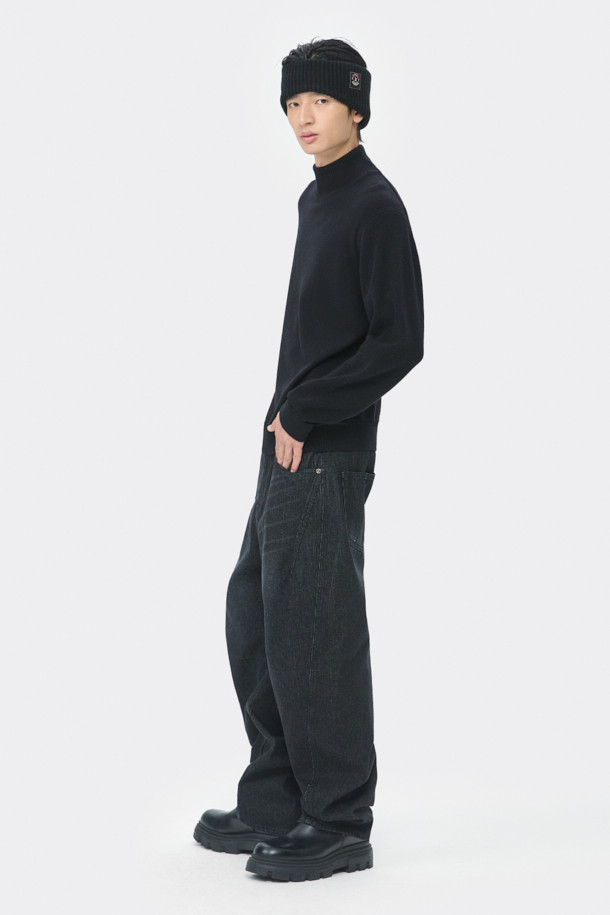 네, 알겠습니다. 주어진 정보를 바탕으로 블랙 터틀넥 스웨터에 대한 상세 설명을 작성하겠습니다.

**블랙 터틀넥 스웨터**

부드러운 울 소재로 제작되어 가을과 겨울, 포근한 착용감을 선사하는 블랙 터틀넥 스웨터입니다. 레귤러 핏에 긴 소매 기장으로, 베이직한 디자인과 두꺼운 두께감이 특징입니다. 출근룩, 비즈니스 캐주얼, 모임룩 등 다양한 TPO에 활용 가능하며, 클래식, 미니멀, 시크한 스타일을 연출하기 좋습니다. 무지 디자인에 배색 자수 포인트로 은은한 멋을 더했습니다.
