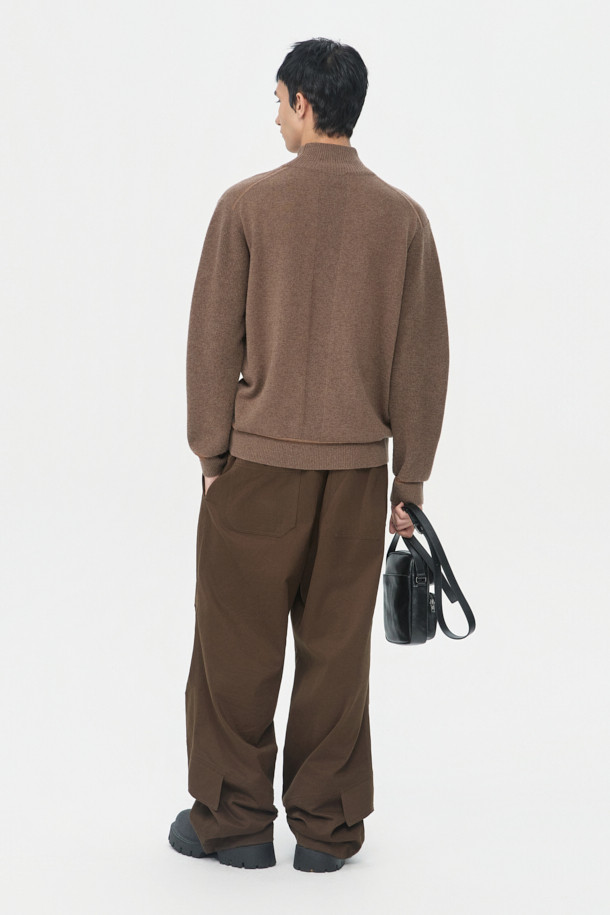 남성용 브라운 터틀넥 스웨터입니다. 가을과 겨울에 어울리는 두꺼운 두께감의 울 소재로 제작되어 부드러운 촉감을 선사합니다. 베이직하고 미니멀한 스타일로, 레귤러 핏과 긴 소매 기장으로 편안함을 더했습니다. 하찌 조직 소매와 자수사 배색 디테일이 특징이며, 데일리룩에 클래식한 무드를 더해줍니다. 일상생활에서 폭넓게 활용하기 좋은 아이템입니다.
