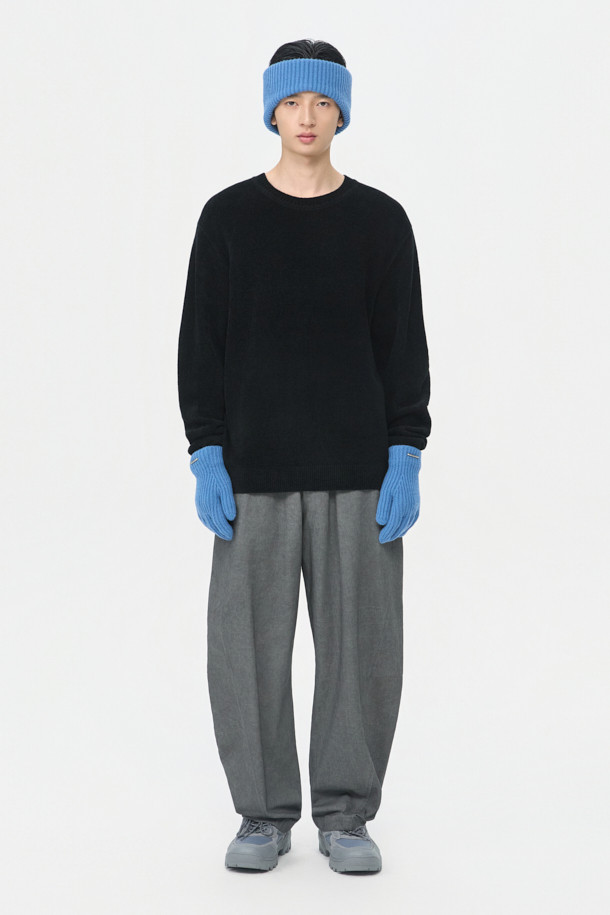 세련된 블루 니트 귀마개입니다. 캐시미어와 울 소재 혼방으로 제작되어 부드러운 촉감과 뛰어난 보온성을 자랑하며, 겨울철 추위로부터 귀를 따뜻하게 보호해 줍니다. 골지 패턴으로 디자인되어 클래식하면서도 미니멀한 스타일을 연출하며, 로고 장식으로 포인트를 더했습니다. 출근룩이나 연말 모임룩 등 다양한 TPO에 활용 가능하며, 캐주얼한 스타일에도 잘 어울립니다.
